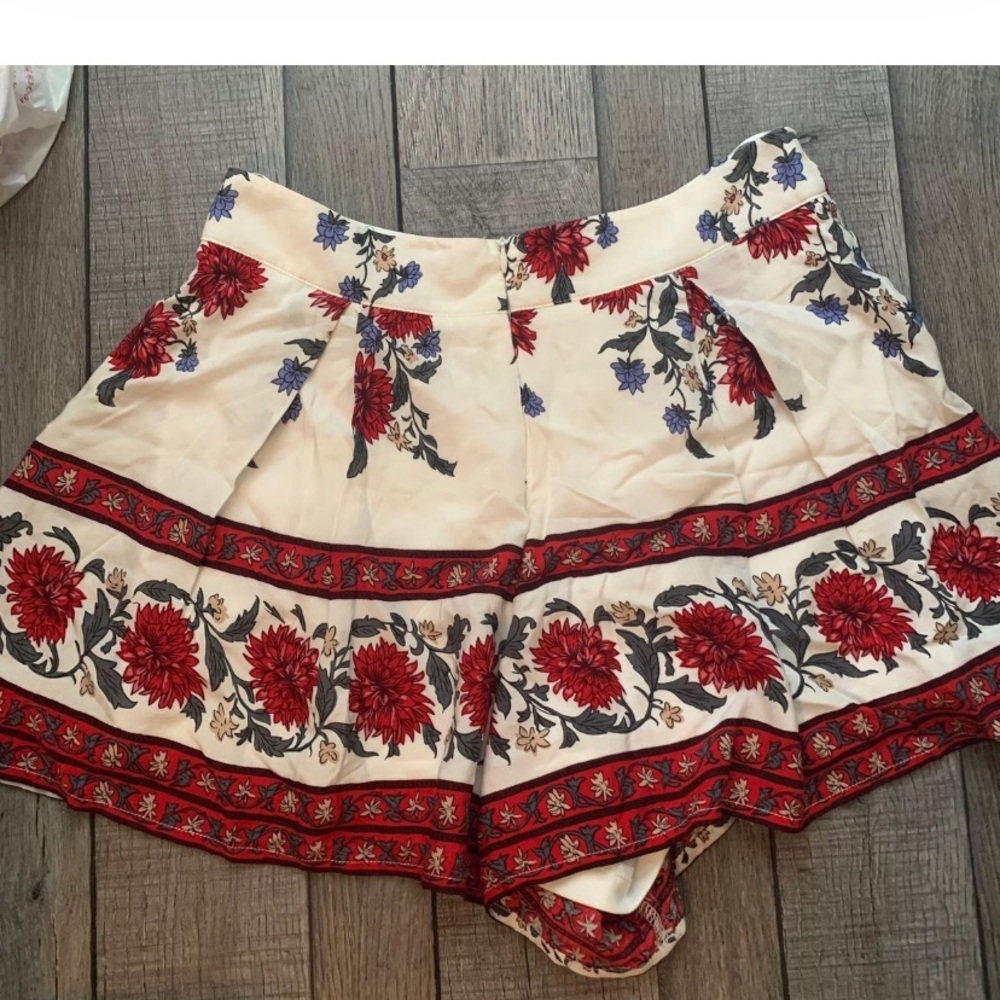 Miss Avenue Boutique shorts with flowers